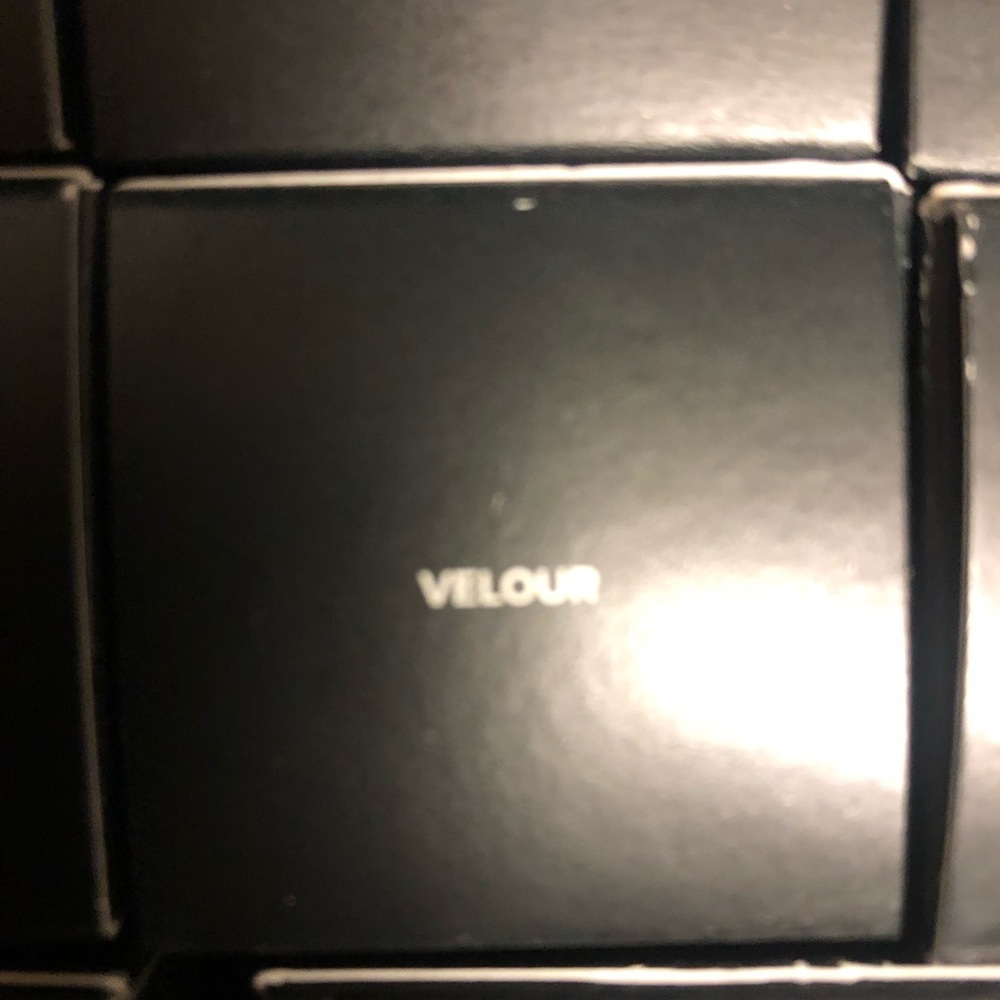 Younique spray foundation in velour